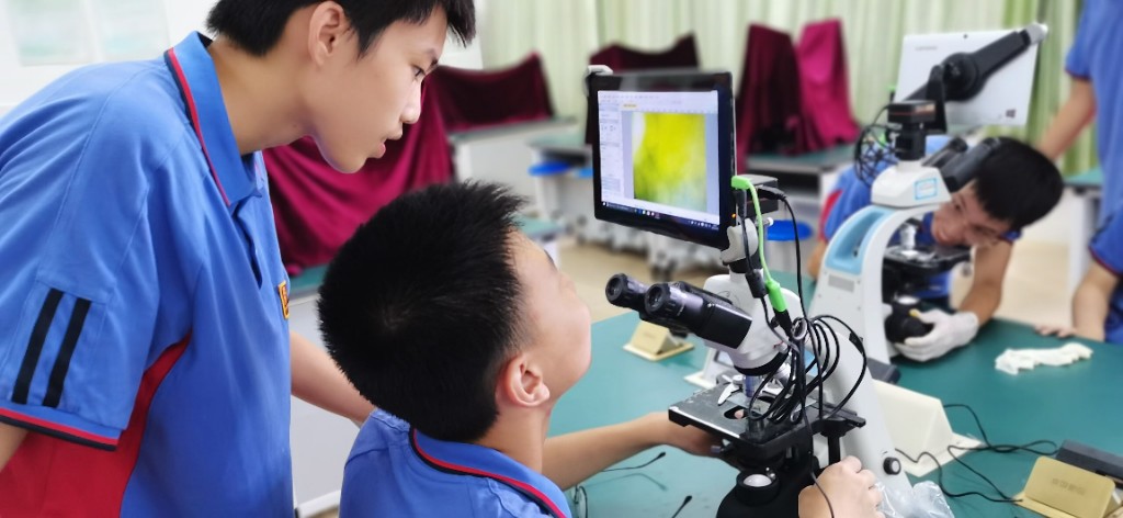 学生生物实验.jpg