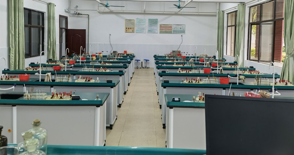 化学实验室1.jpg