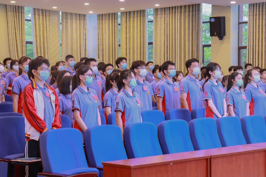 大会全体代表唱国歌.png