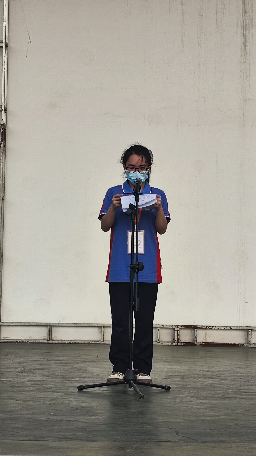 学生会外联部部长黄楚楚同学做国旗下的讲话.png