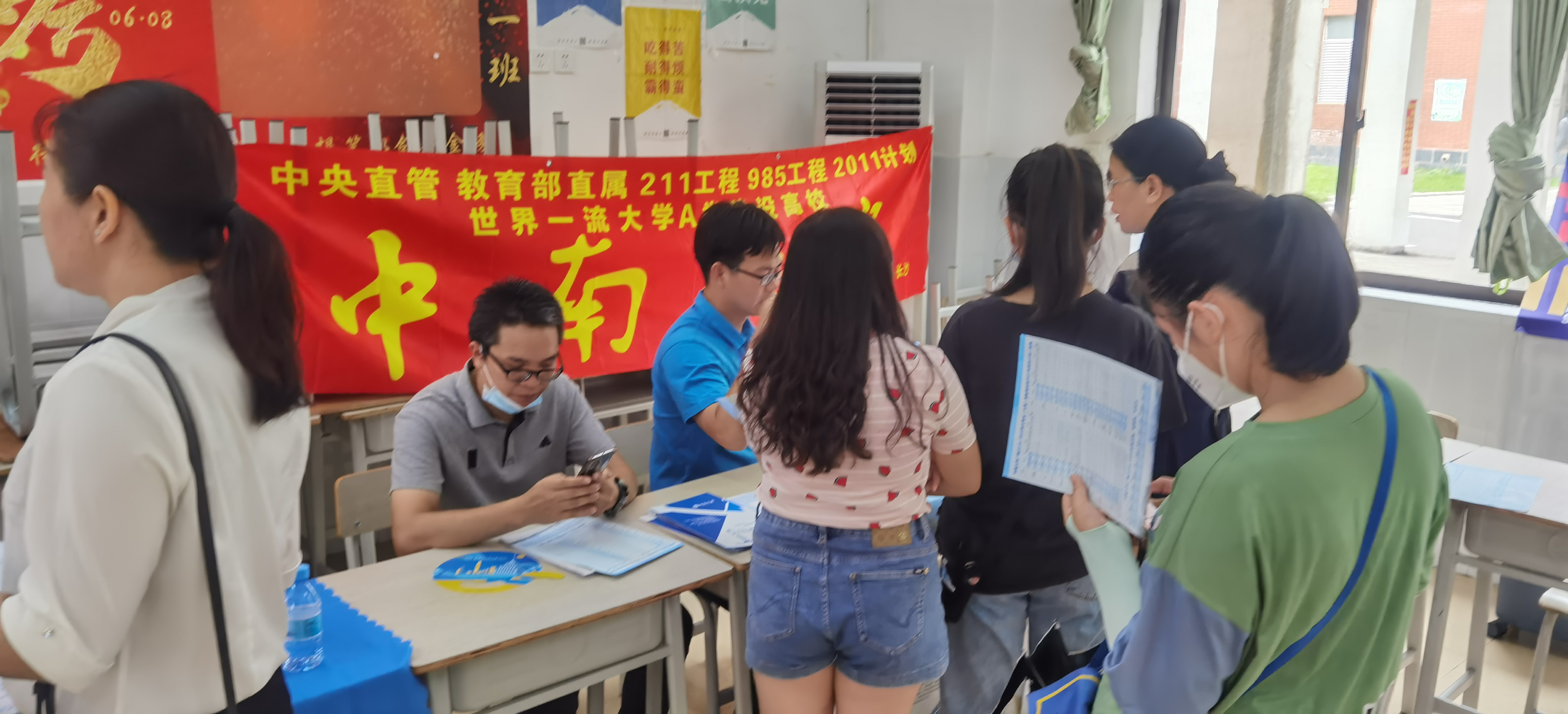 3志愿填报专家在为家长和学生热心答疑
