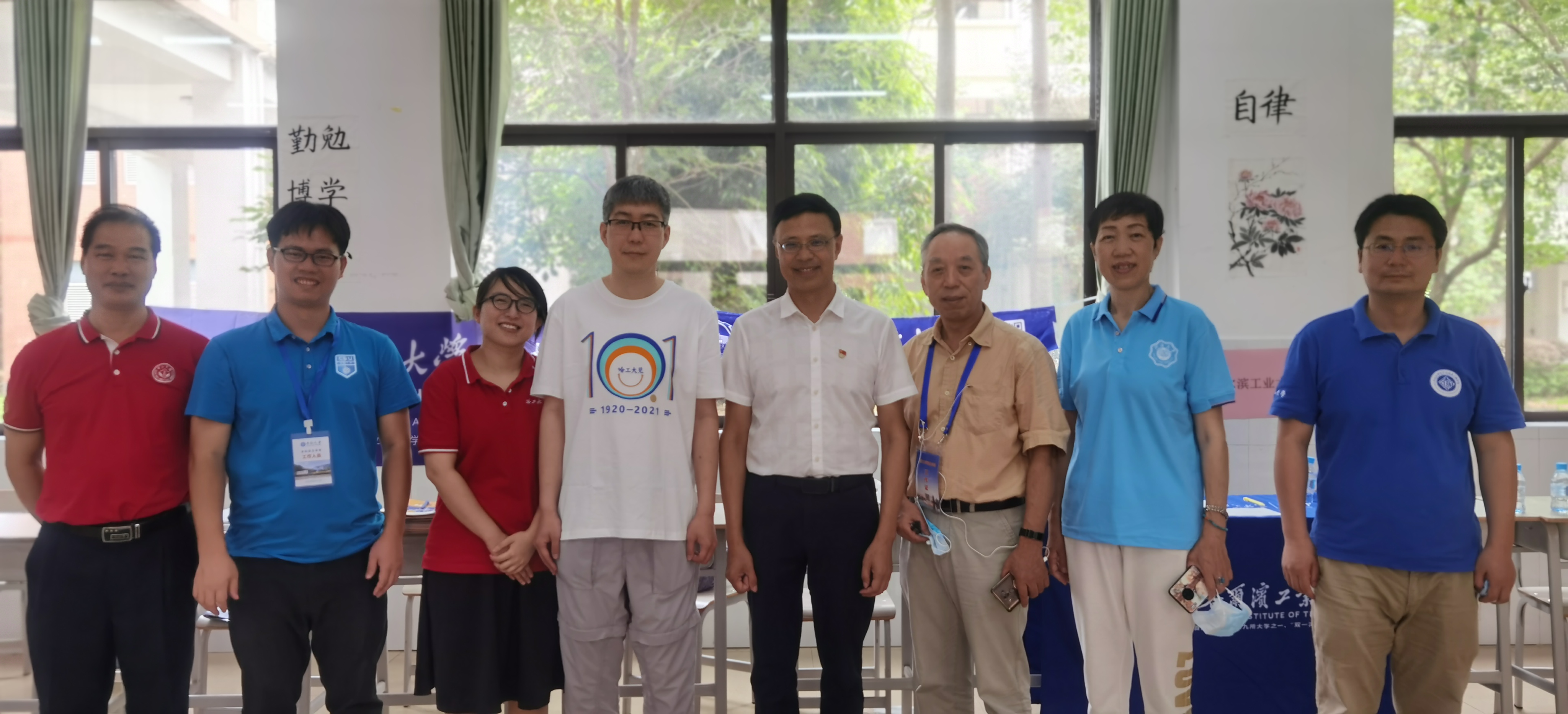1学校党委蒙坤书记和部分高校填报志愿指导专家合影