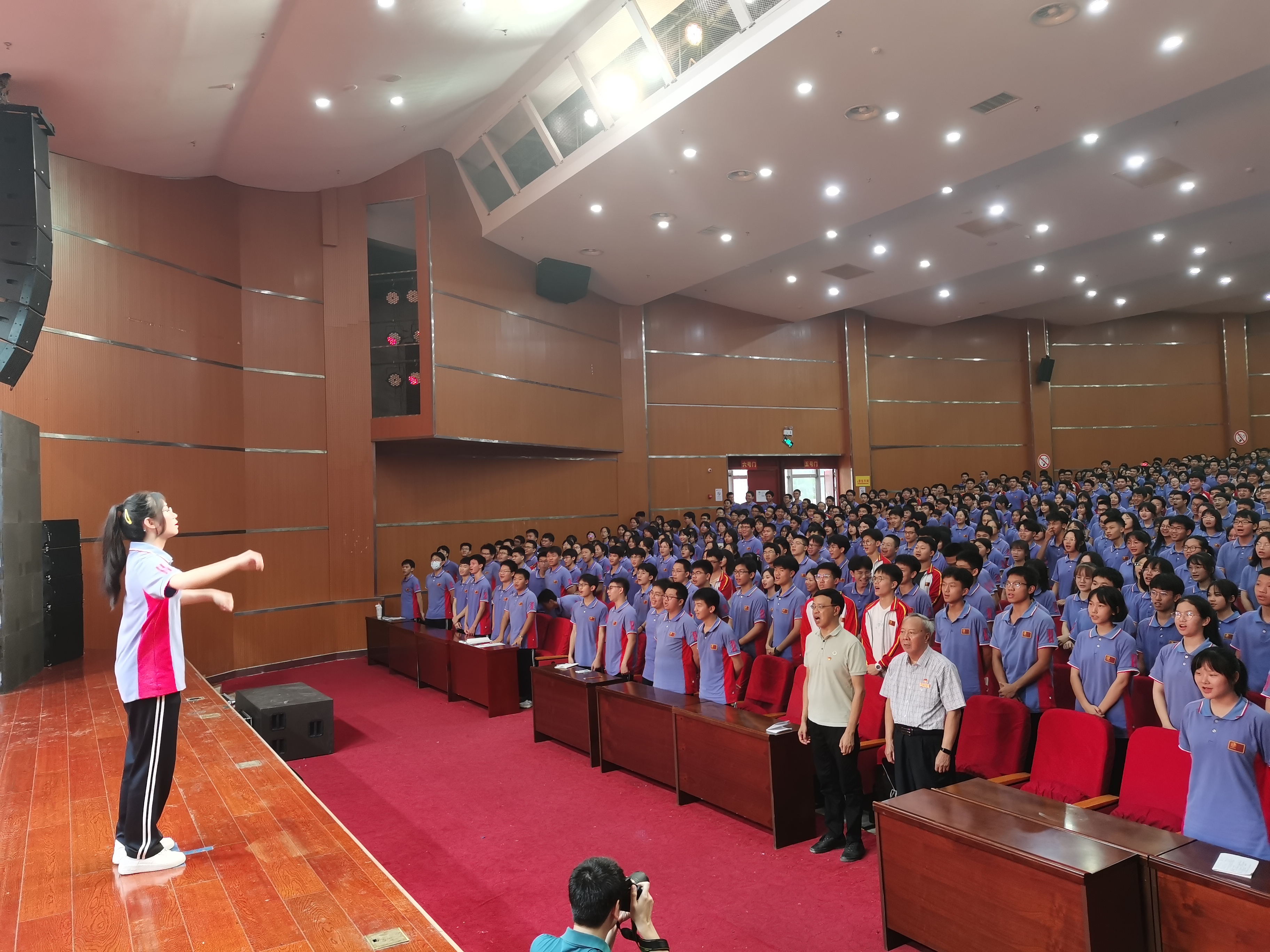 2全场齐声高唱《没有共产党就没有新中国》