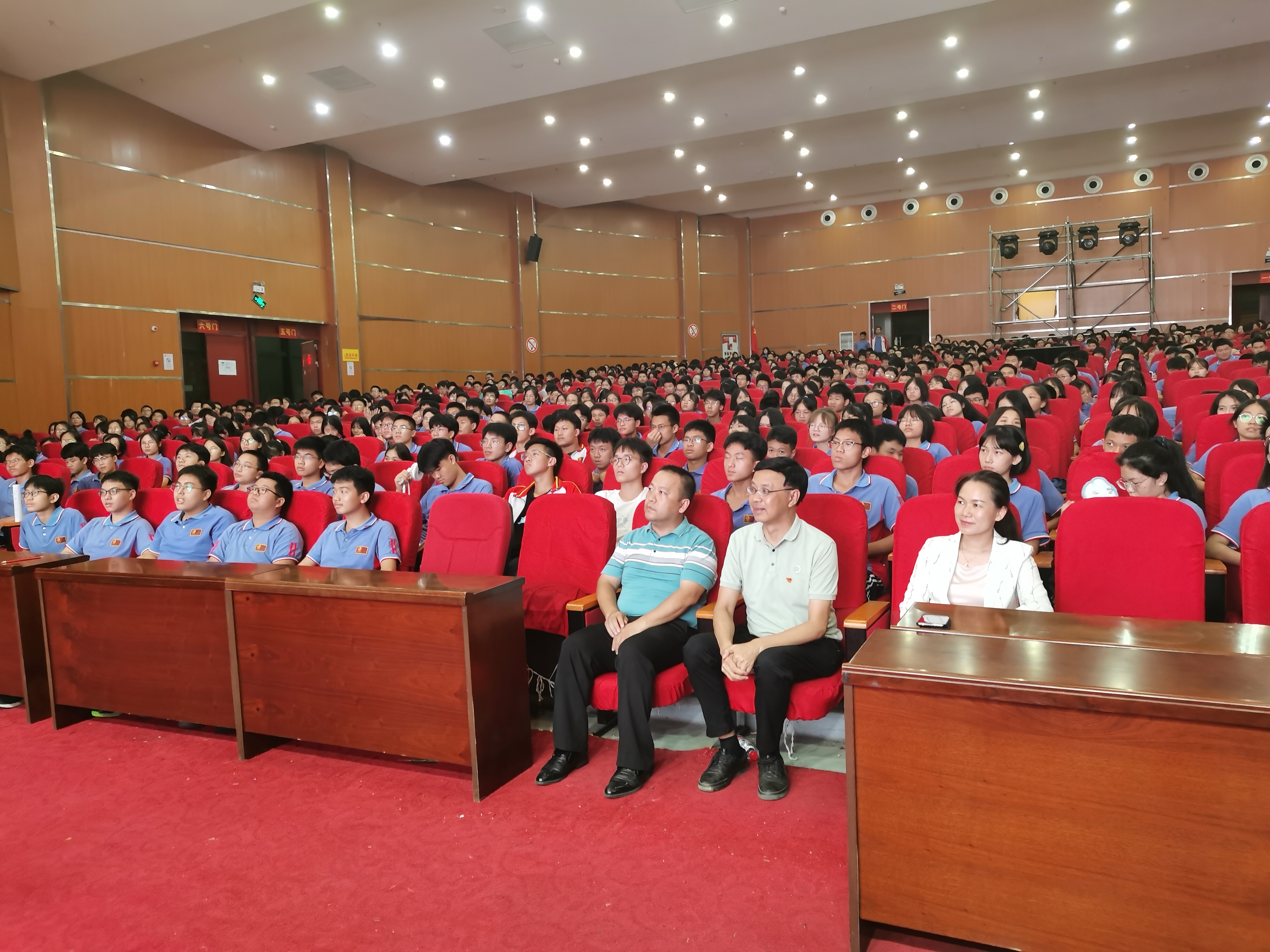 6 1200多名师生认真聆听报告