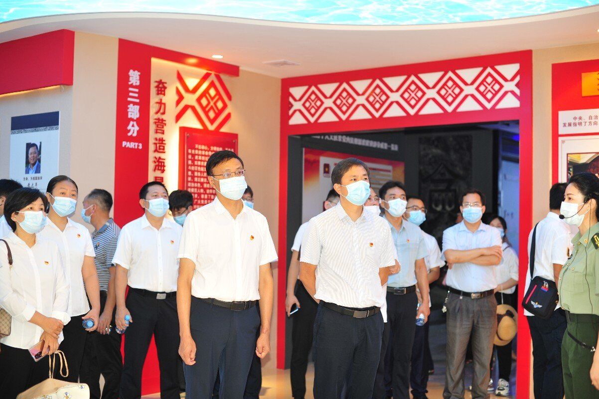 党员在廉政教育基地参观