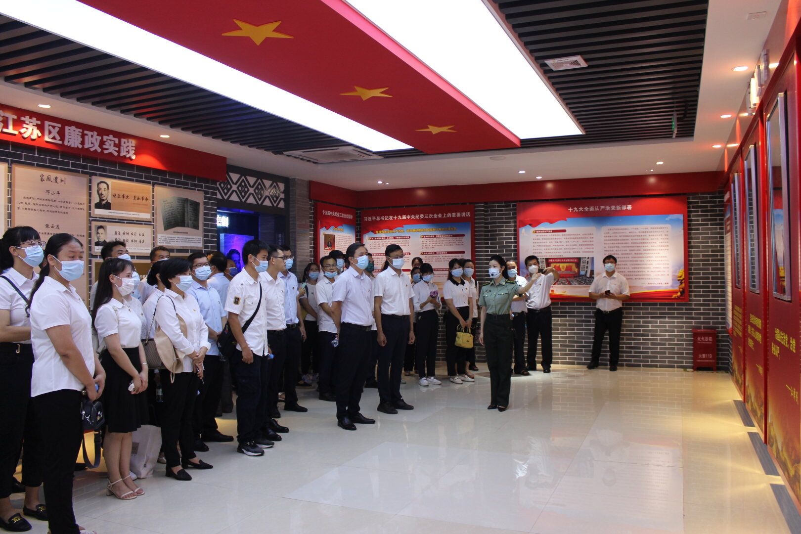 党员在聆听廉政教育基地工作人员讲解