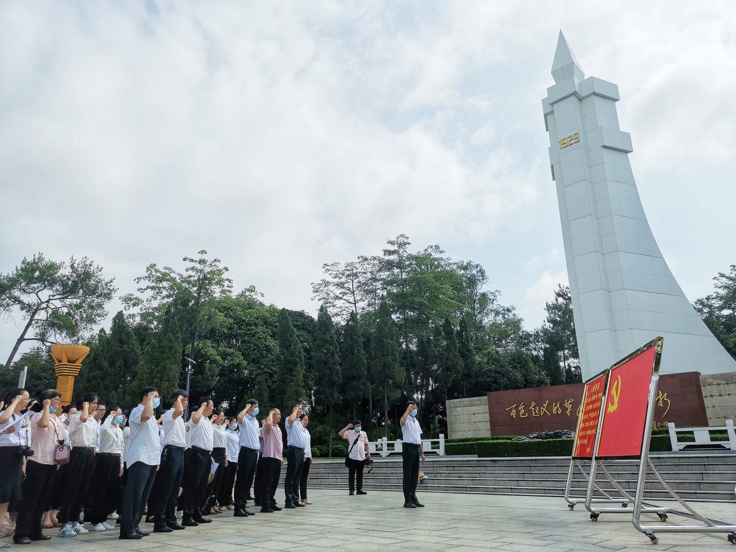 图一校党委蒙坤书记带领全体党员宣誓