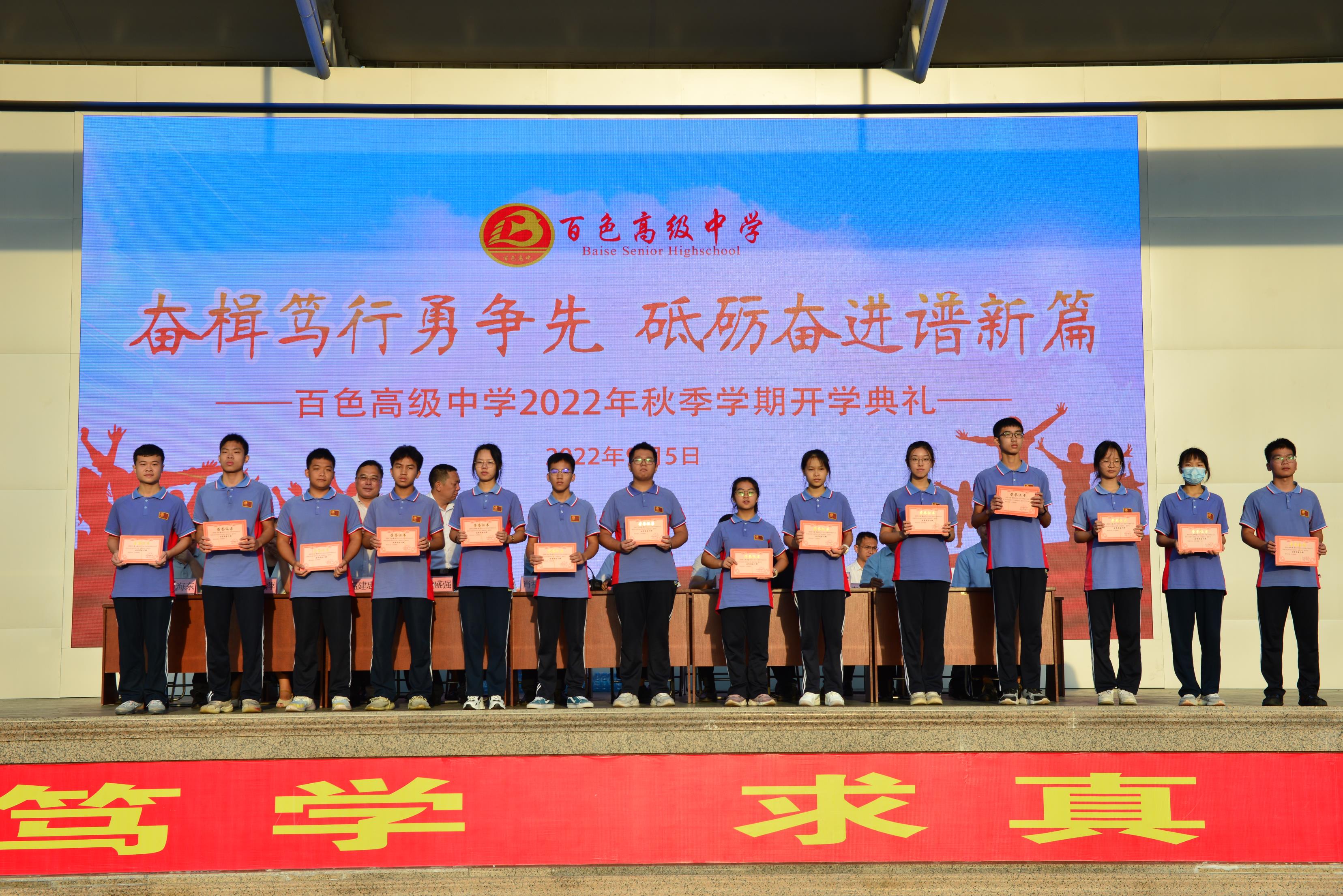 2021级获奖学生代表领奖.jpg