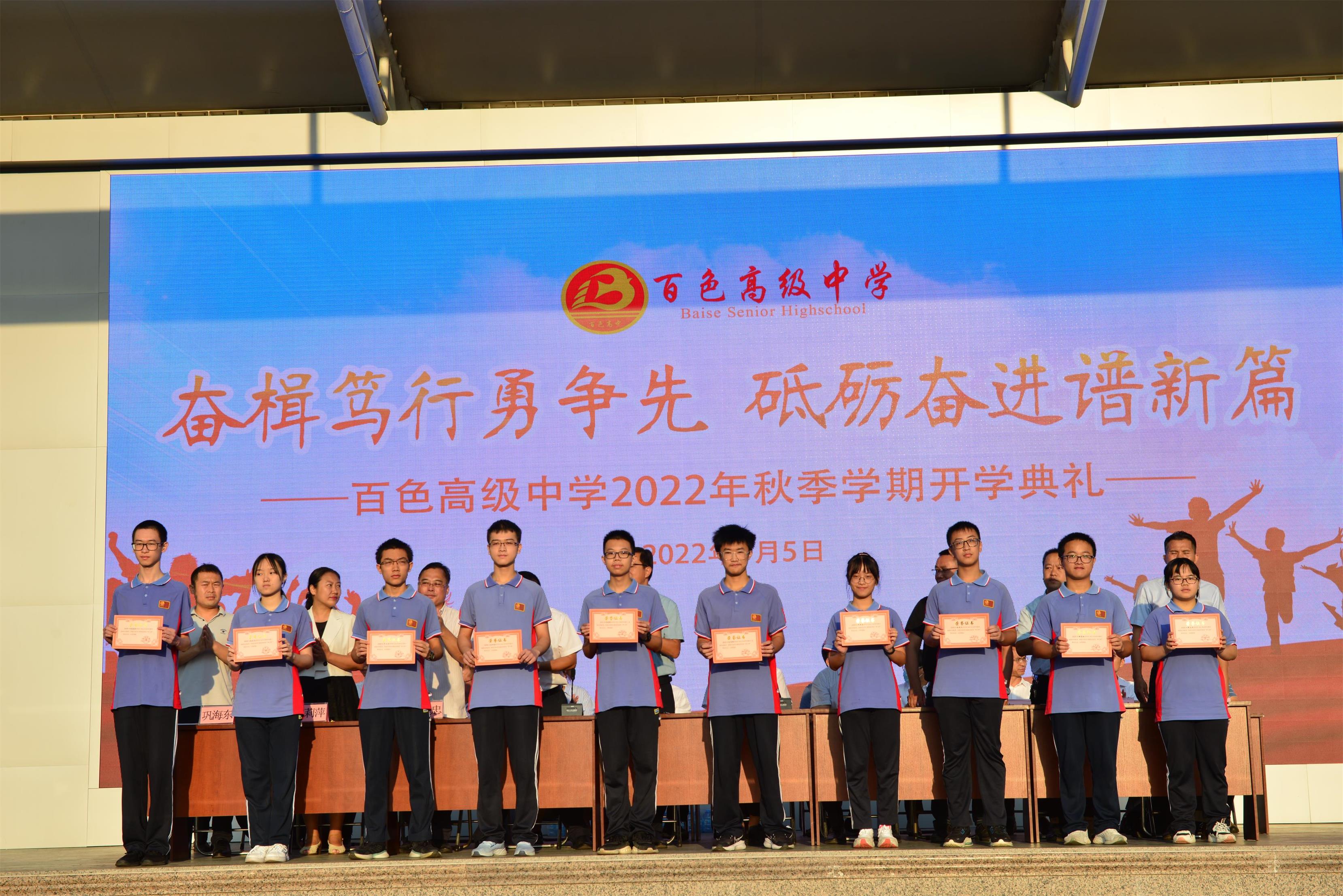 2020级获奖学生代表领奖.jpg