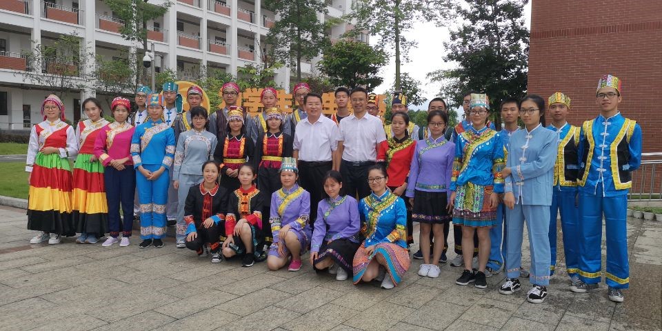 学校领导和少数民族学生在一起