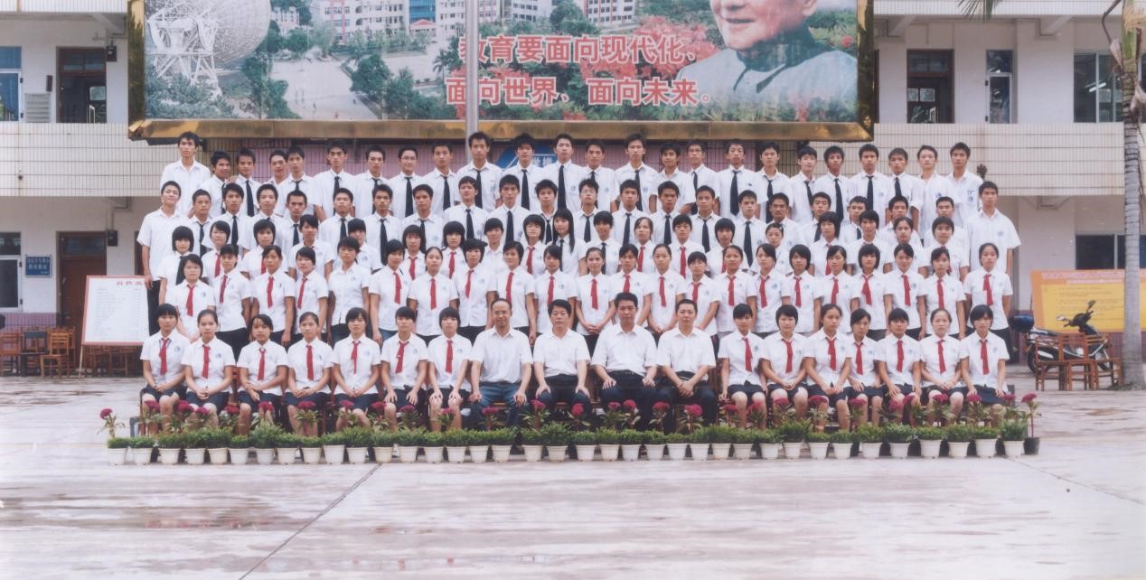 第二期冯志强少数民族助学班合影