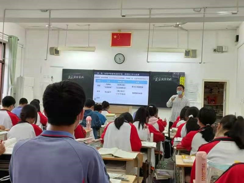 历史组老师的《当代中国民族政策》、《中国古代民族关系的演变》、《中国古代民族关系与对外交往》等课例授3
