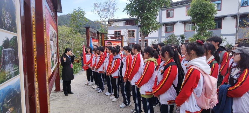民族班学生到乐业县百坭村开展“学习楷模黄文秀”研学活动1