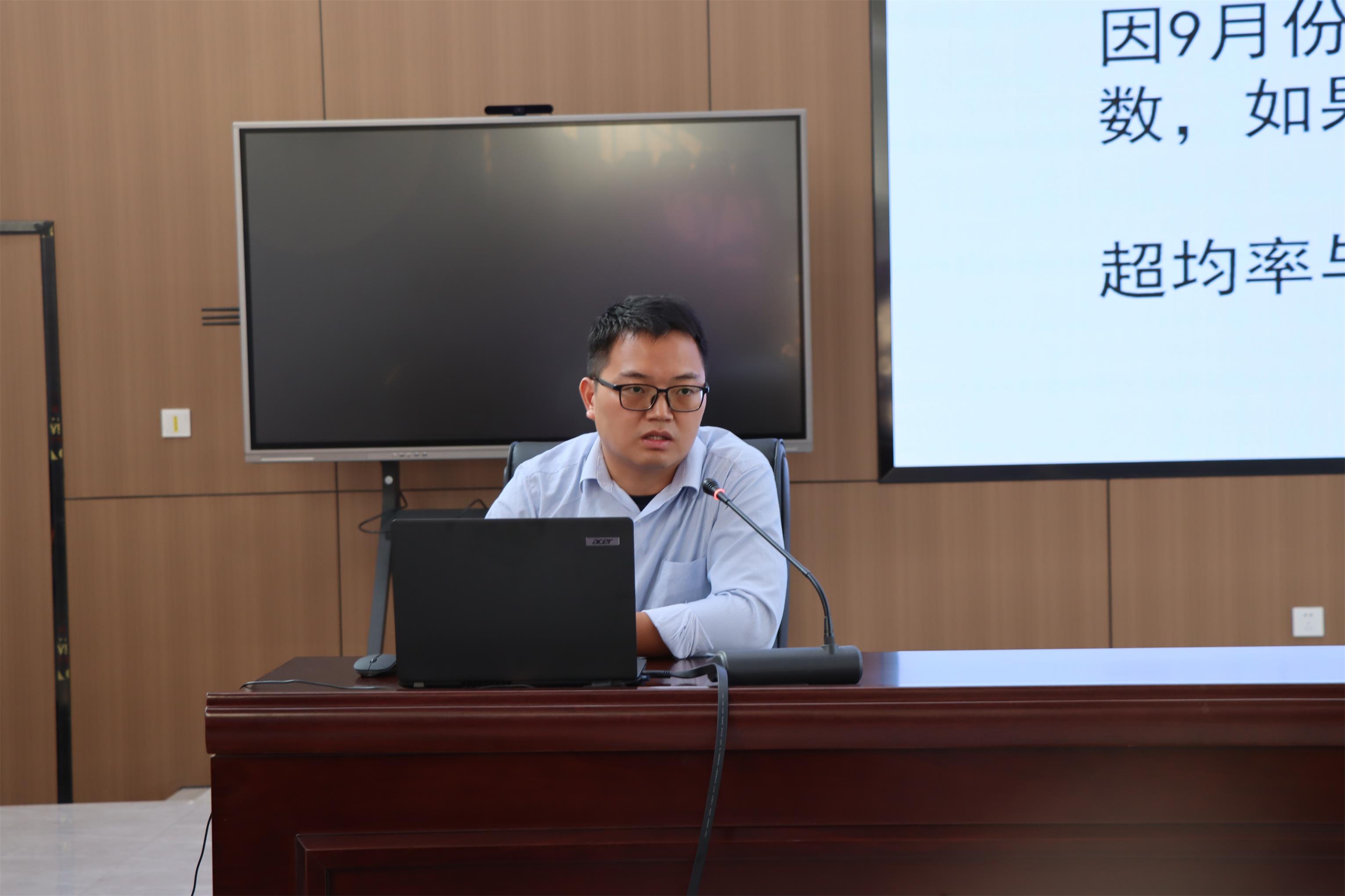 4.分校林晓青副主任进行质量分析.JPG