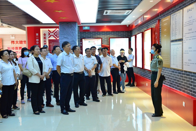 图一 党员参观廉政教育基地