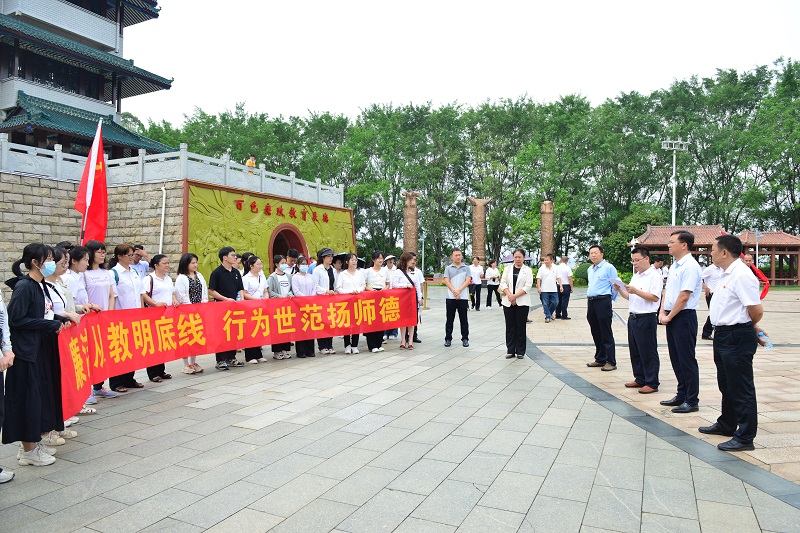 图二 支部书记分享廉洁从教体会