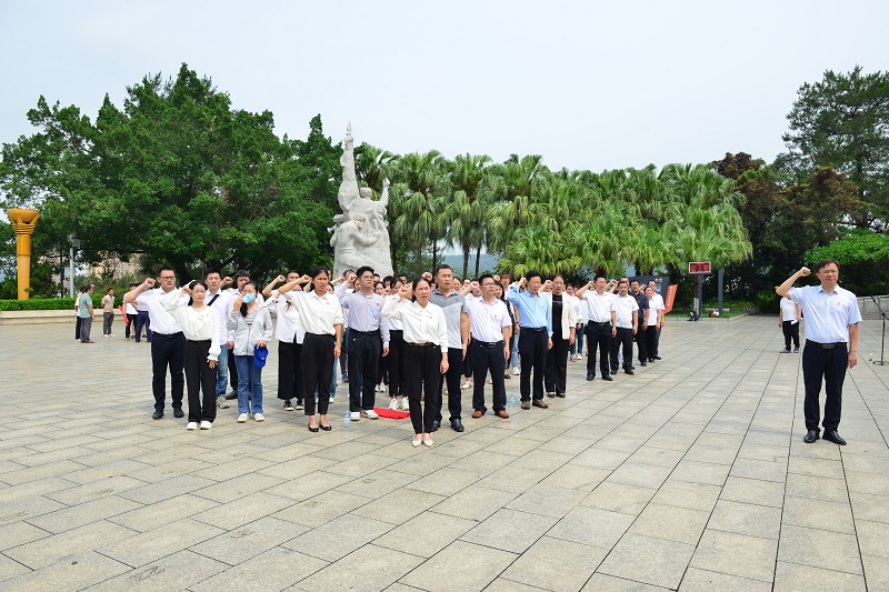 图四 校党委肖福流书记带领党员宣誓