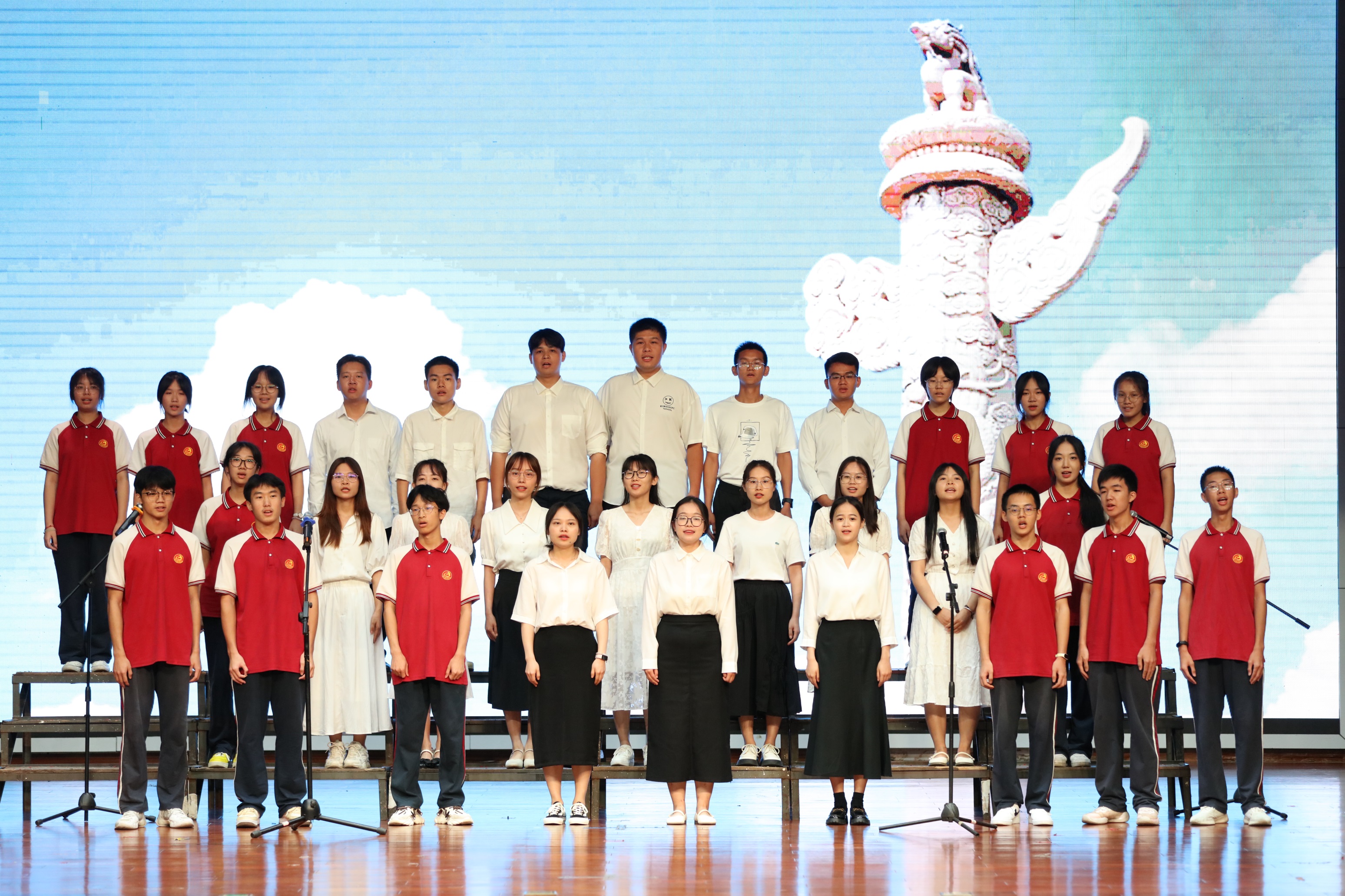 青年教师、鸿飞合唱团演唱《强国一代》