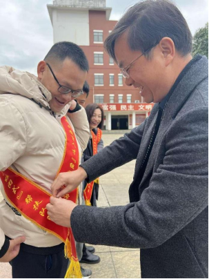 “组团式”帮扶首批支教队员工作总结会暨第二批帮扶人员出征仪式新闻稿877