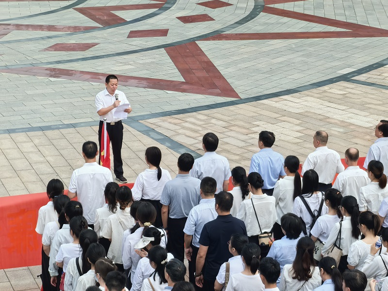 校党委副书记、纪委书记张盛强做廉政警示教育讲话