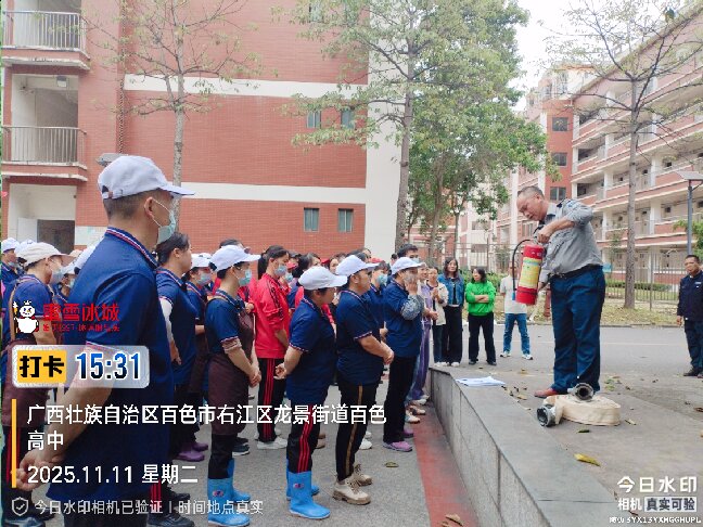 图一：学校消防安全员在讲解干粉灭火器使用方法