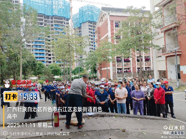 图三：参与消防安全实操演练人员在认真听取关于消防水带连接的讲解